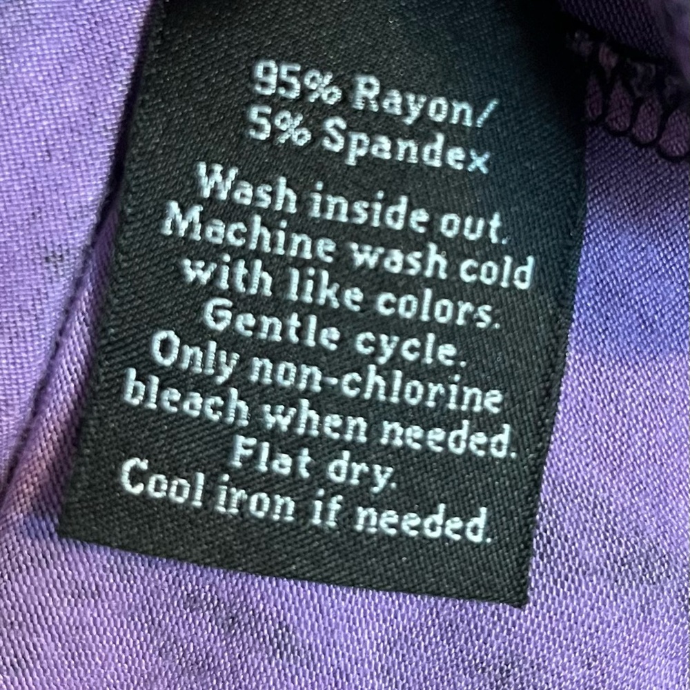 Rock & Republic L Purple w/ Black Snake Skin Print V-Neck Short Sleeve Shirt - Picture 3 of 4